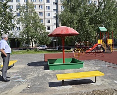 Михаил Грязев осматривает строящуюся детскую площадку