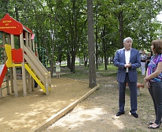 Михаил Грязев на детской площадке