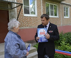 Алексей Альховик общается с жителями