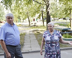 Михаил Грязев с жительницей дома