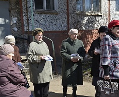Жительницы многоквартирного дома в микро-районе Северо-Задонск