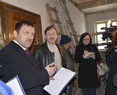 Алексей Альховик вместе с жителями проверяет ремонт крыши