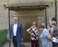 Михаил Грязев с жителями дома