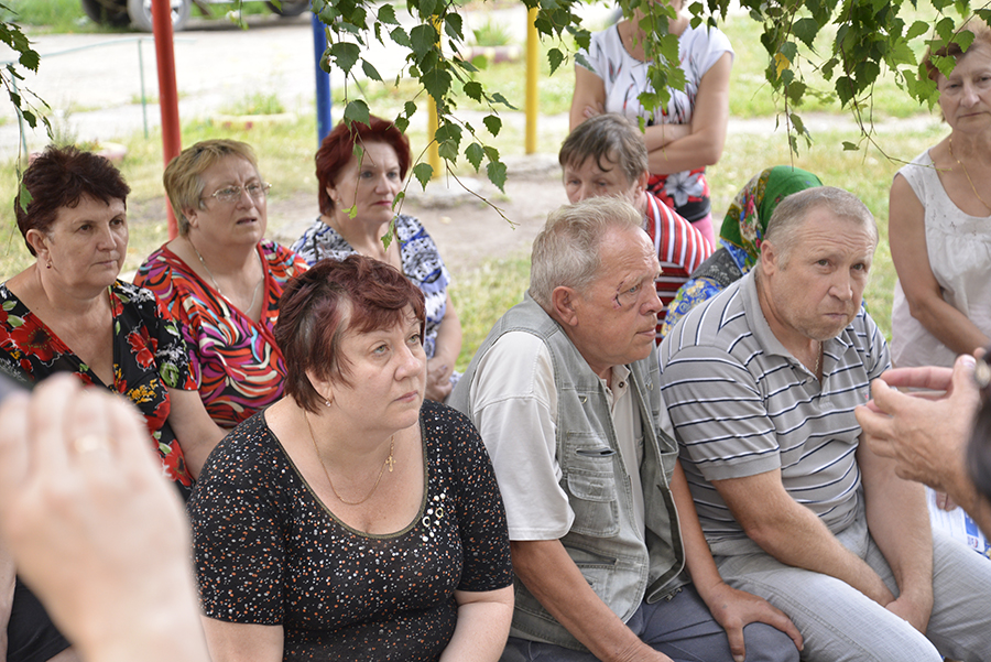 Жители слушают экспертов