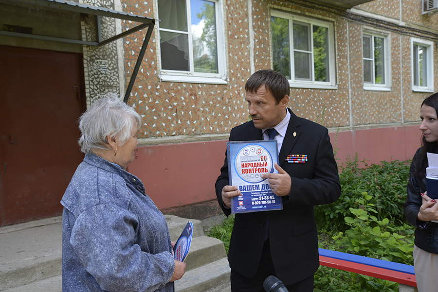 Алексей Альховик общается с жителями