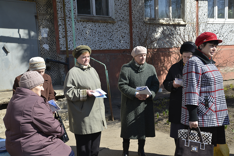 Жительницы многоквартирного дома в микро-районе Северо-Задонск