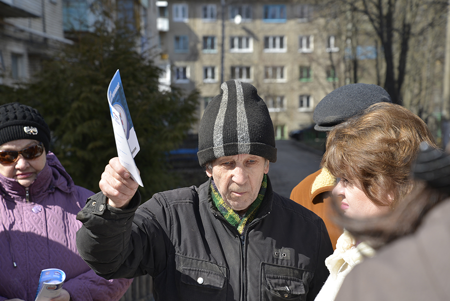 Житель объясняет проблемы Галине Алешиной