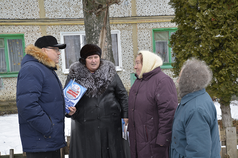 Местные жители разговаривают с Евгением Гречишкиным