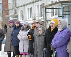 Жители внимательно слушают специалистов