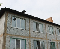 Отлетевший конек на крыше дома №28