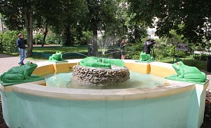 В тульском дворе восстановлен фонтан с лягушками и крокодилом
