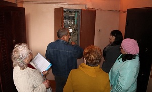 В г.Плавске специалисты провели энергоконтроль в многоквартирном доме